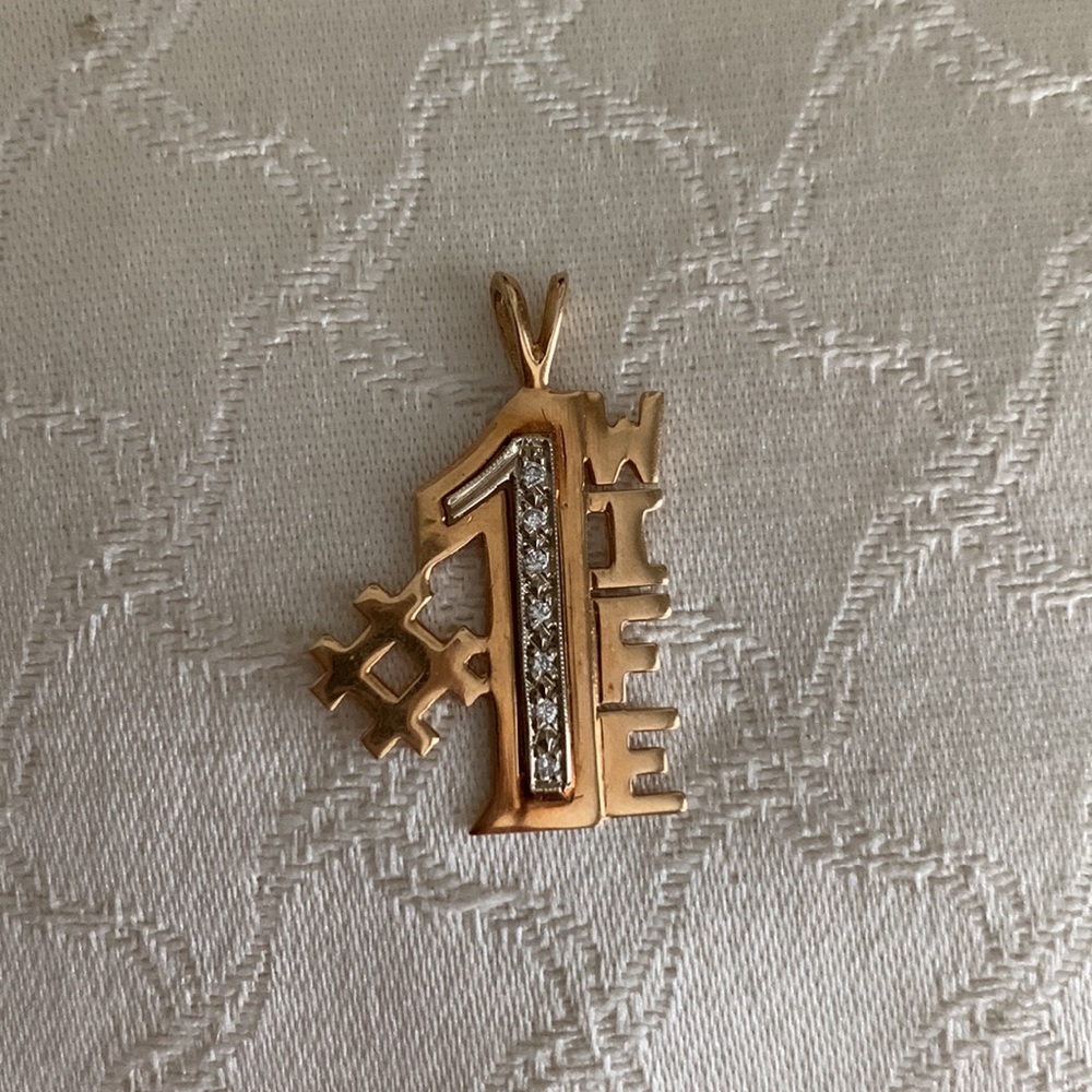 Diamond gold pendant